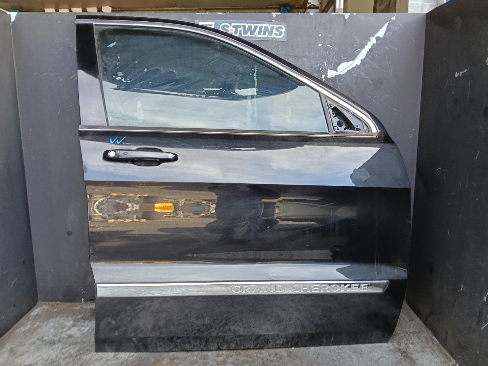 Used auto part listing image: 2012 JEEP GRANDCHEROKEE RIGHT FRONT DOOR WK, W/ MOULD TYPE, 10/10-03/13 0000405734