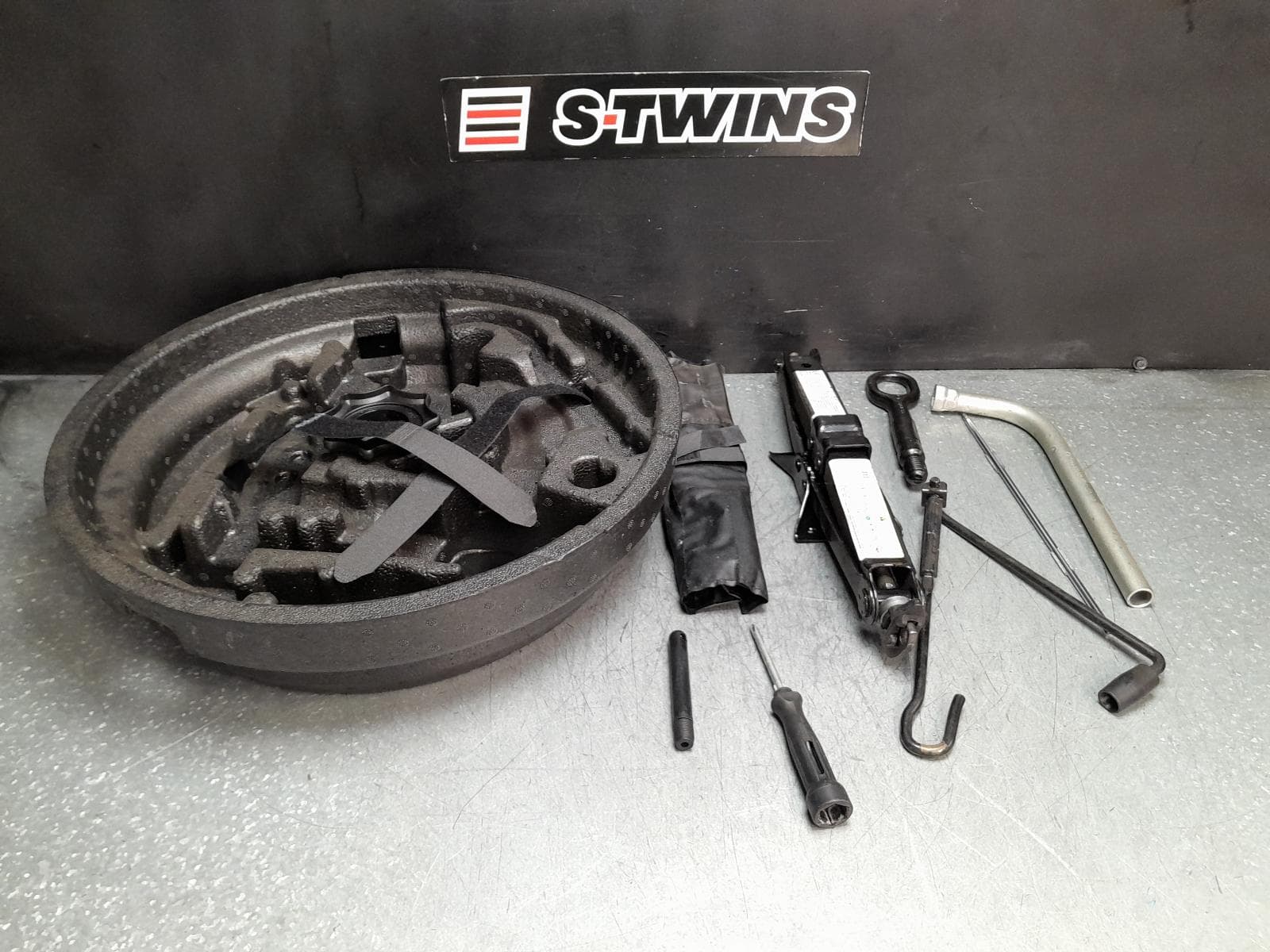 Used auto part listing image: 2017 AUDI Q2 JACK TOOL KIT GA, 10/16- 0000378057