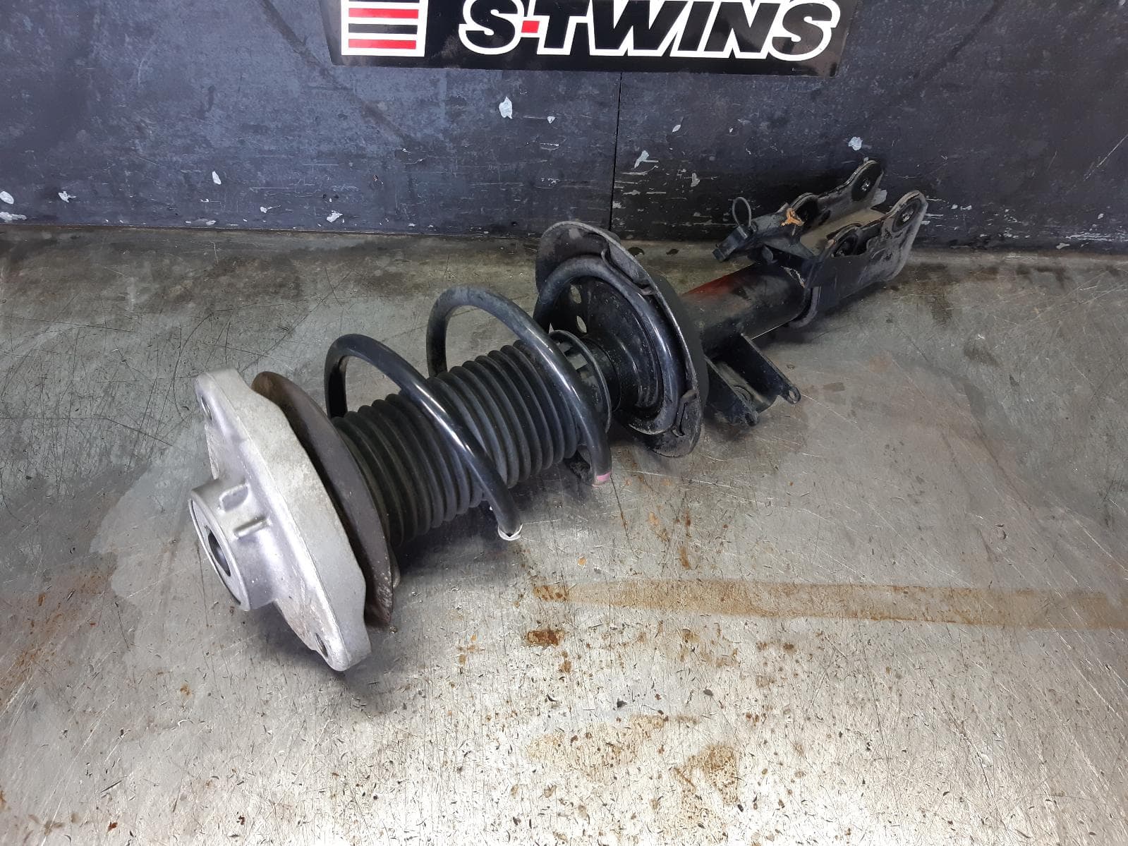 Used auto part listing image: 2014 MERCEDES A CLASS LEFT FRONT STRUT W176, STANDARD TYPE, 1.6, PETROL, 09/12-03/18 0000350546