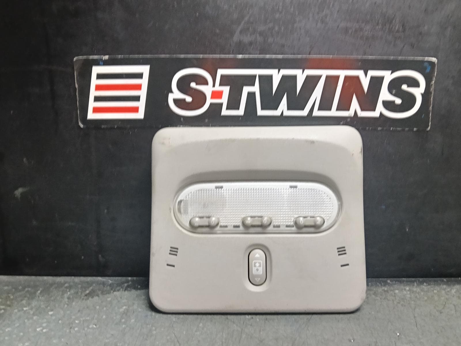 Used auto part listing image: 2016 NISSAN QASHQAI COURTESY LIGHT J11, FRONT, W/ SUNROOF CONTROLS TYPE, 12/13-07/21 0000411899