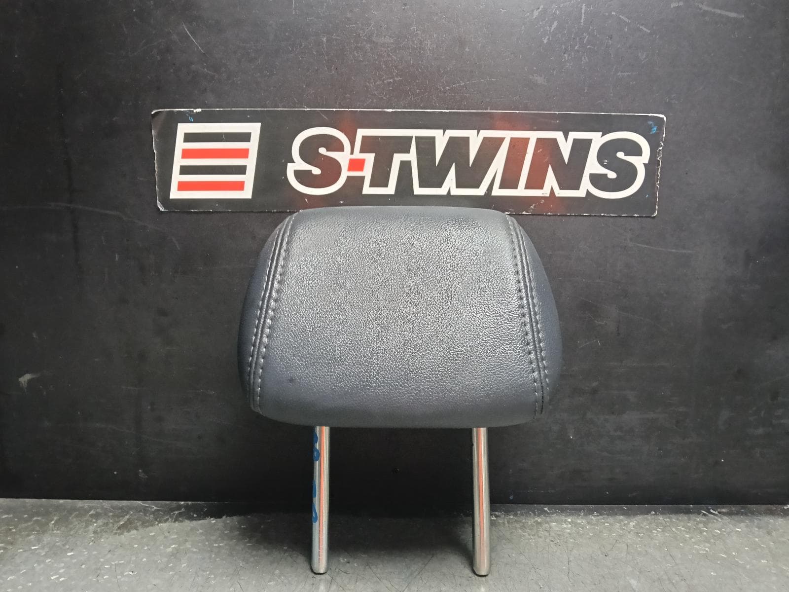 Used auto part listing image: 2016 NISSAN QASHQAI HEADREST J11, RH REAR, LEATHER, 12/13-07/21 0000411900
