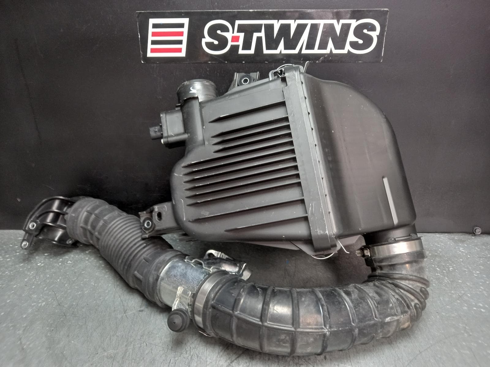 Used auto part listing image: 2023 SUZUKI SWIFT AIR CLEANER BOX AIR CLEANER, 1.0, PETROL, AZ, 04/17-11/23 0000373583
