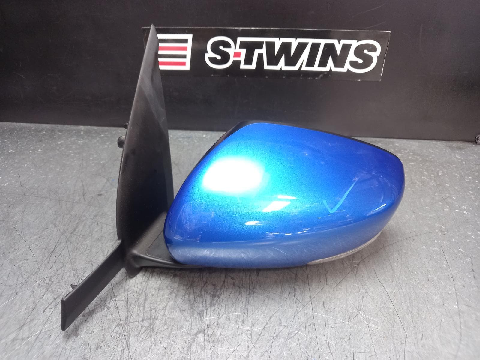 Used auto part listing image: 2023 SUZUKI SWIFT LEFT DOOR MIRROR AZ, COLOUR CODED, HEATED, W/ INDICATOR & BLIND SPOT TYPE, 04/21-11/23 0000373590