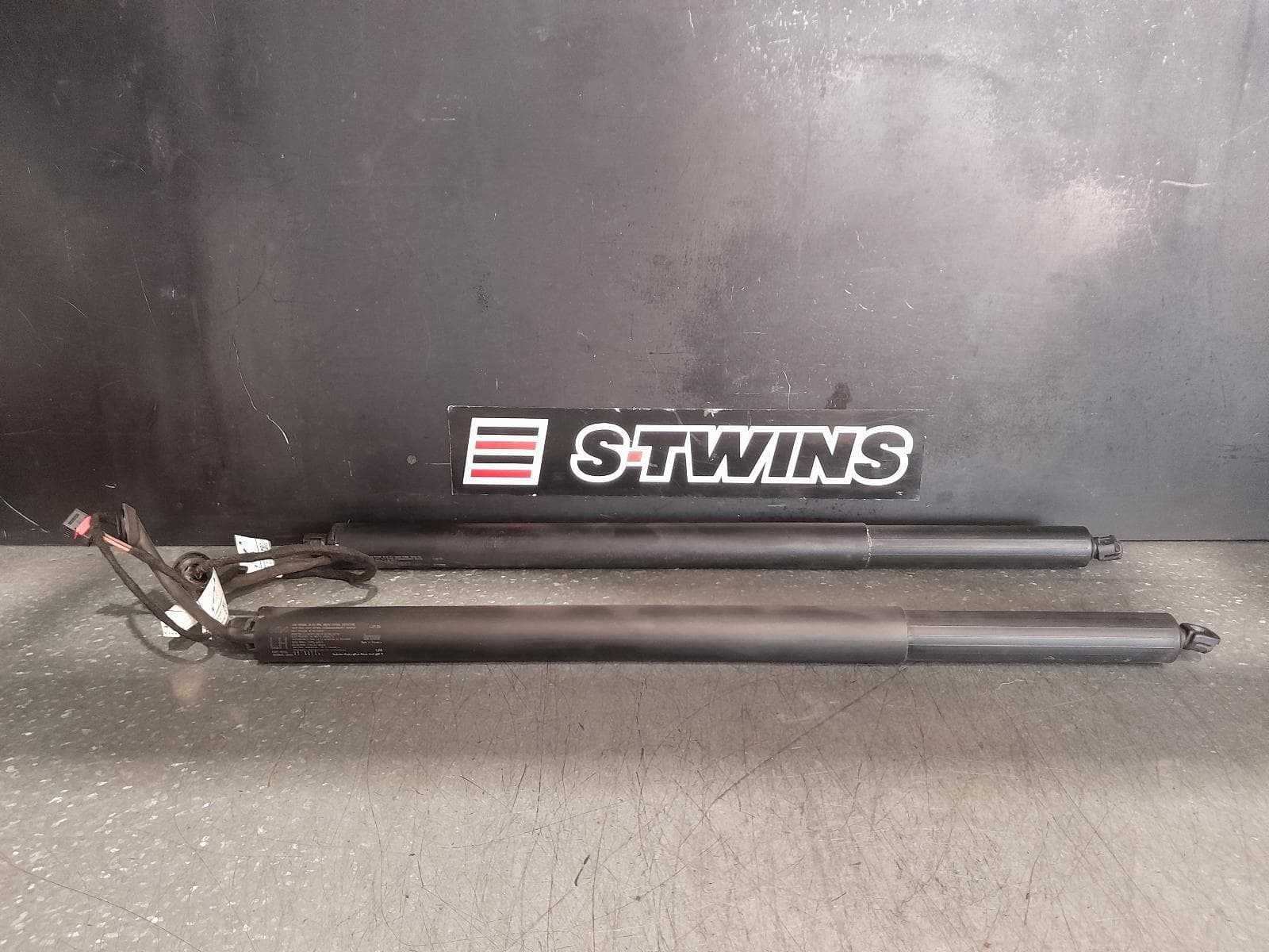 Used auto part listing image: 2022 KIA CARNIVAL/GRAND CARNIVAL HATCH STRUT KA4, TAILGATE STRUT (PAIR), W/ POWERLIFT TYPE, 10/20- 0000344580