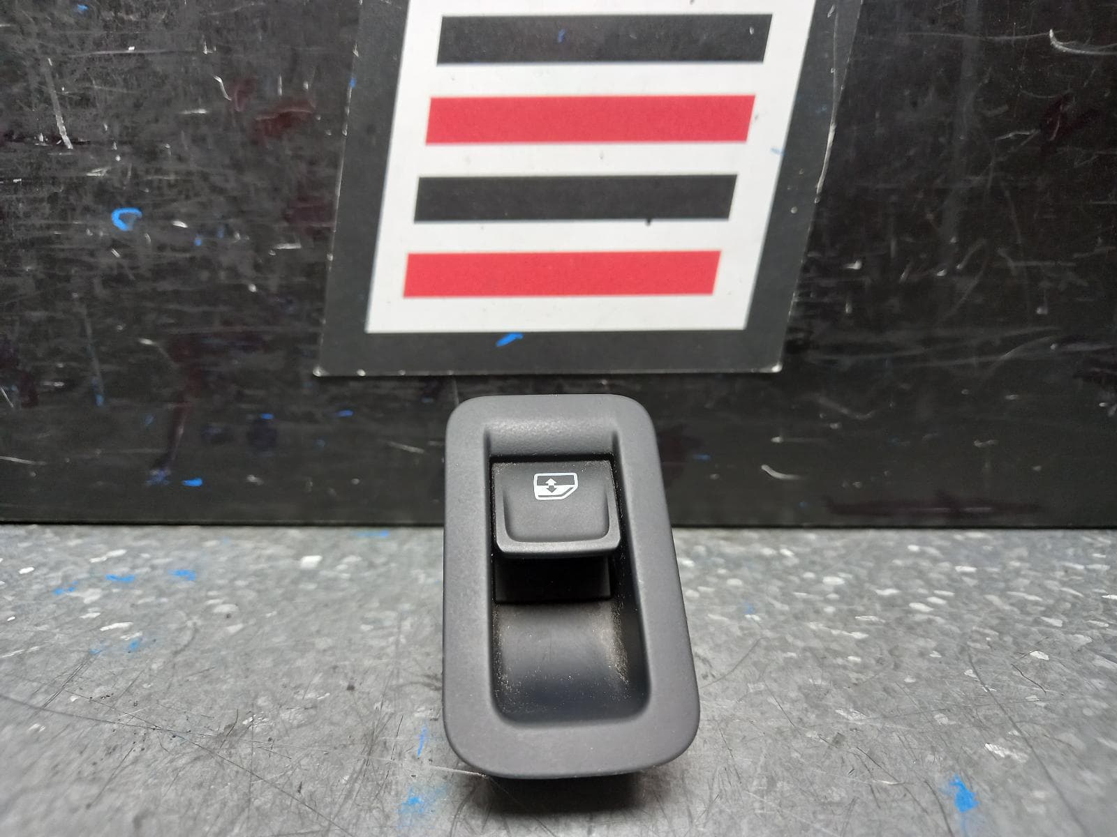 Used auto part listing image: 2017 VOLKSWAGEN GOLF PWR DR WIND SWITCH LH FRONT/LH REAR/RH REAR, GEN 7, 5DR HATCH, 11/12-08/20 0000373556