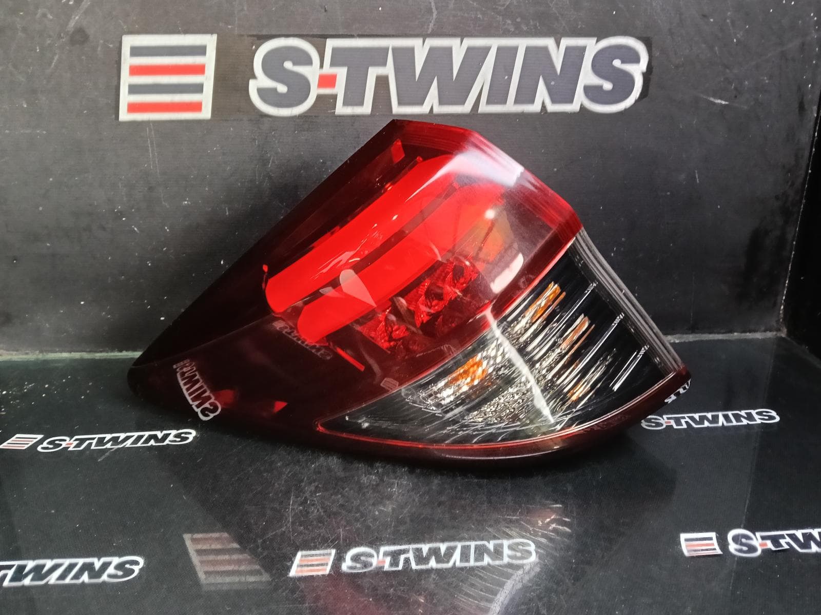 Used auto part listing image: 2020 HONDA HRV LEFT TAILLIGHT RU5, VTi-S/VTi-LX/RS, LED, OPTICAL GUIDE TYPE, 07/18-10/21 0000386426