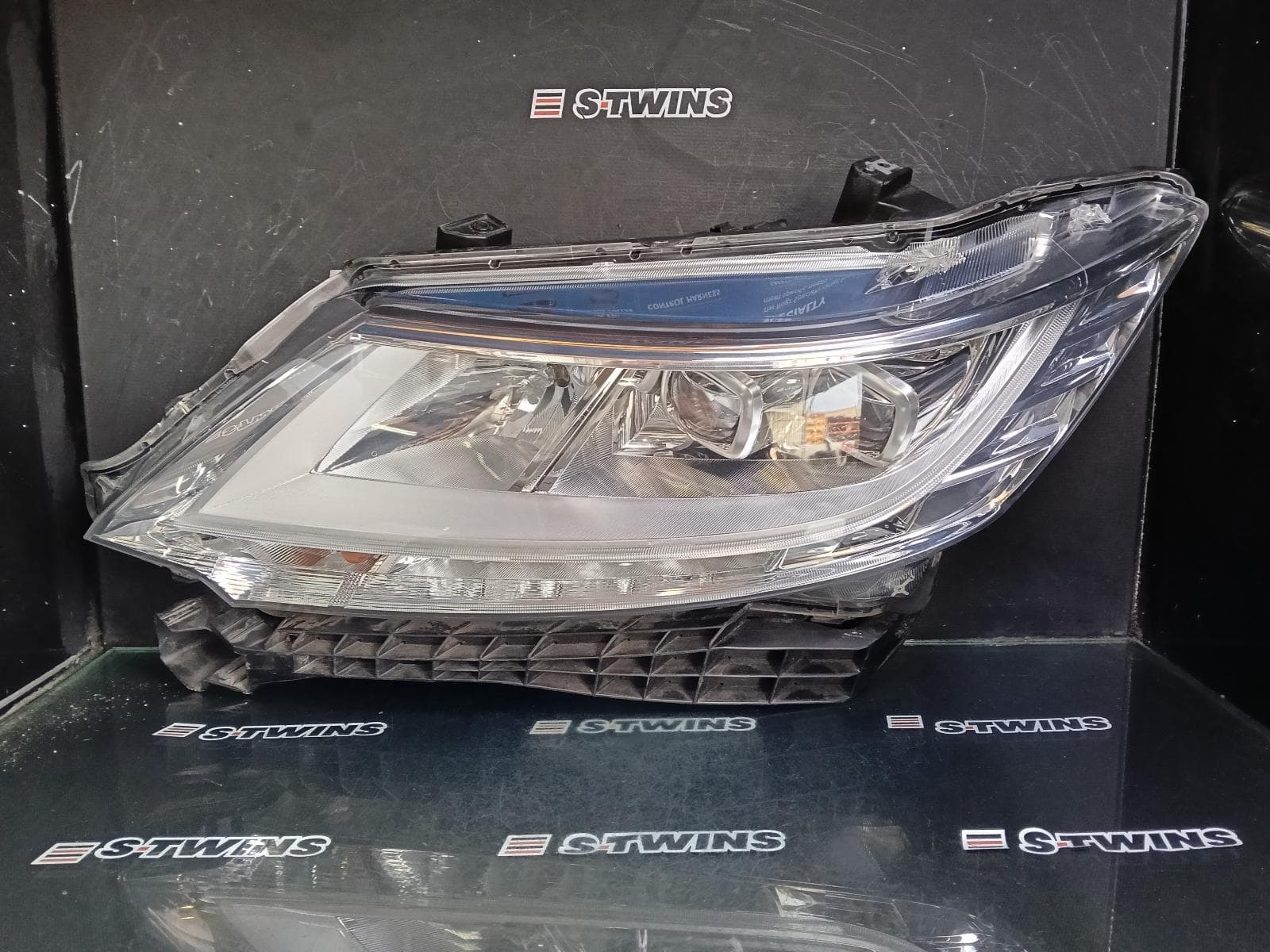 Used auto part listing image: 2015 HONDA ODYSSEY LEFT HEADLAMP RC1, LED TYPE, 02/14-12/20 0000407082