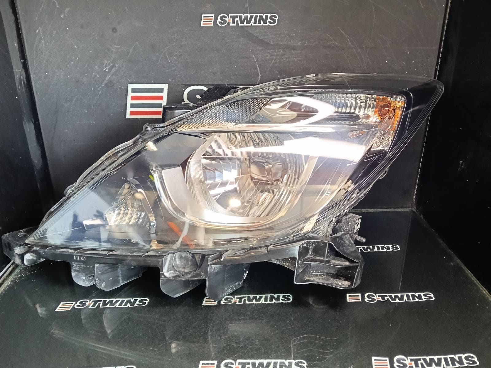 Used auto part listing image: 2020 MAZDA BT50 LEFT HEADLAMP UR, NON AUTO ON/OFF FUNCTION, 09/15-06/20 0000385224