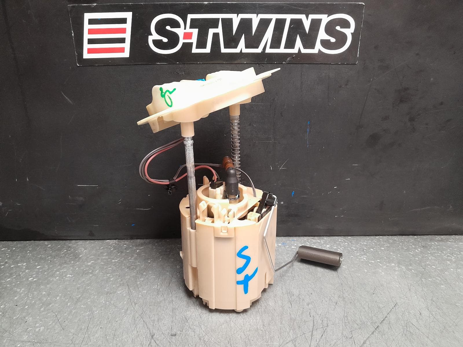 Used auto part listing image: 2013 CHRYSLER 300C FUEL PUMP PETROL, 6.4, LX, 12/11-12/21 0000376661