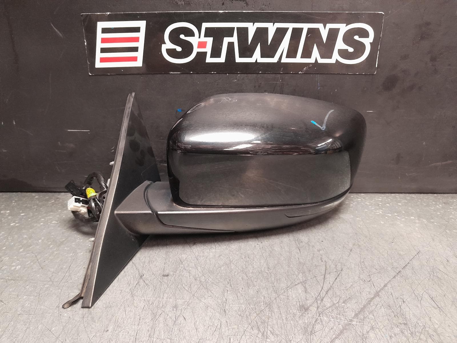 Used auto part listing image: 2013 CHRYSLER 300C LEFT DOOR MIRROR LX, COLOUR CODED, 12/11-12/21 0000376665