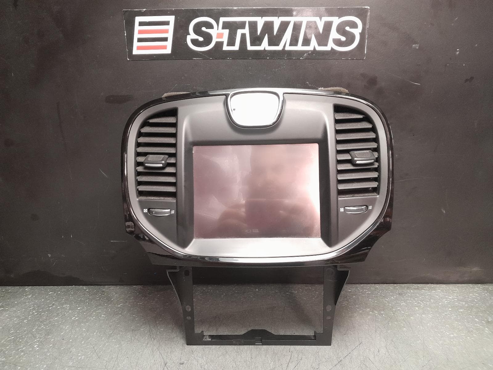 Used auto part listing image: 2013 CHRYSLER 300C SAT NAV HEAD UNIT, SRT/S TYPE, LX2, 12/11-12/14 0000376670