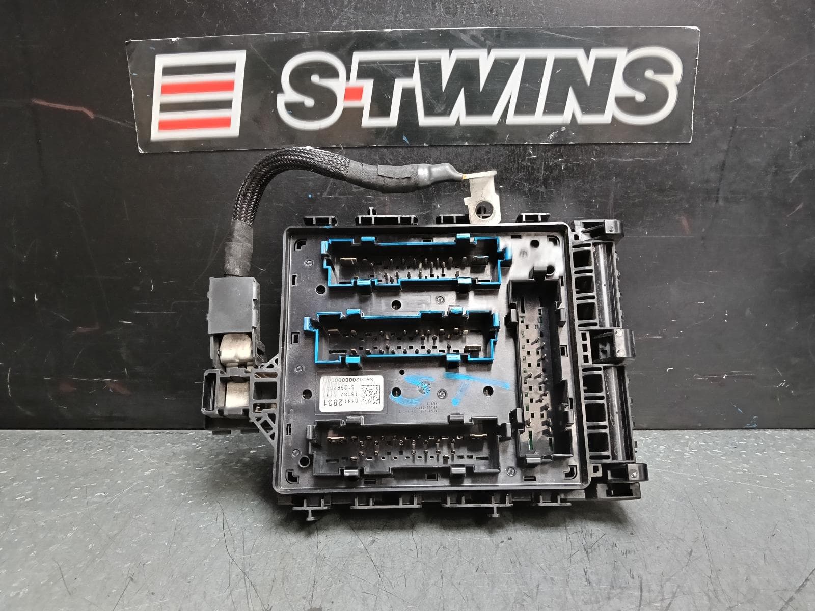 Used auto part listing image: 2018 HOLDEN ACADIA FUSE BOX AC, UNDER DASH, 08/18-12/20 0000385461