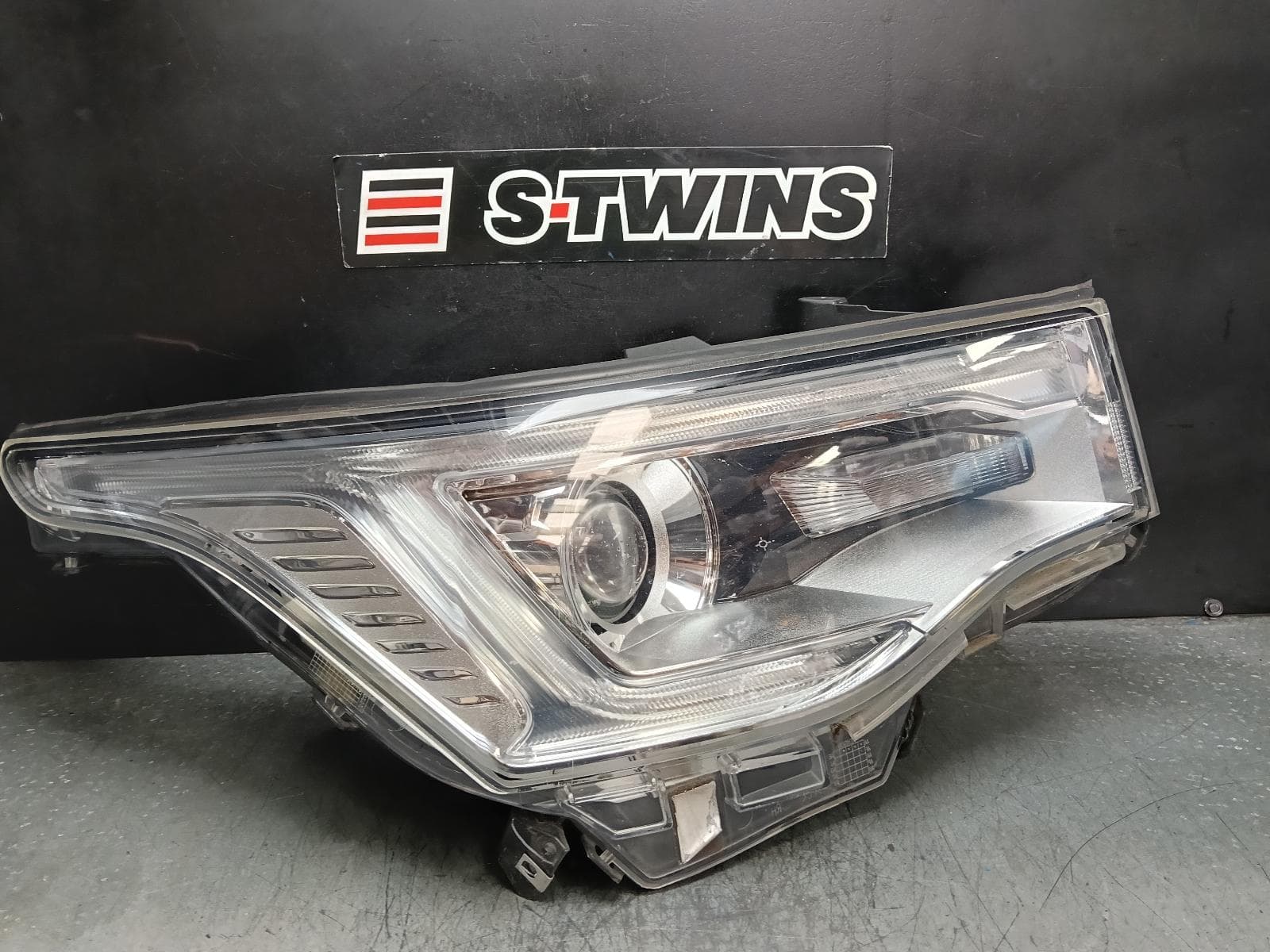 Used auto part listing image: 2018 HOLDEN ACADIA RIGHT HEADLAMP AC, HID TYPE, 08/18- 0000382252
