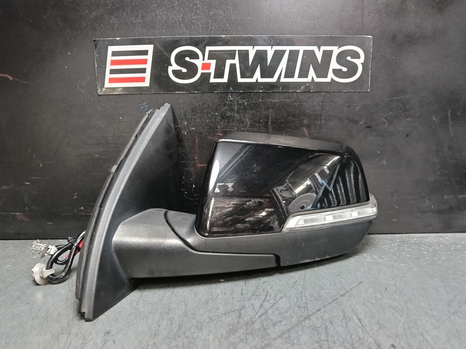 Used auto part listing image: 2018 HOLDEN ACADIA LEFT DOOR MIRROR W/ MEMORY TYPE, AC, 08/18- 0000385486