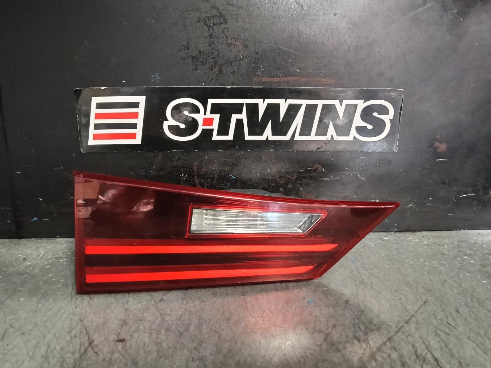 Used auto part listing image: 2014 LEXUS IS SERIES REAR GARNISH BOOTLID LAMP (LH SIDE), XE30, 04/13-09/16 0000389215
