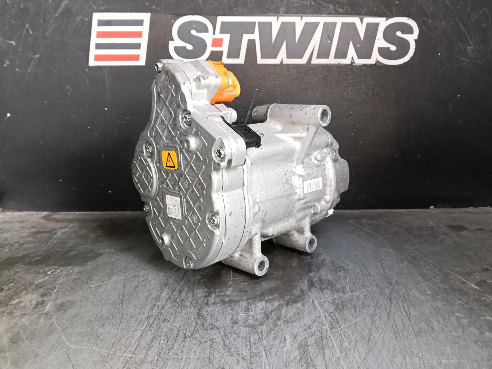 Used auto part listing image: 2024 MITSUBISHI OUTLANDER A C COMPRESSOR PETROL, 2.4, 4B12, ZM, 08/21- 0000400920