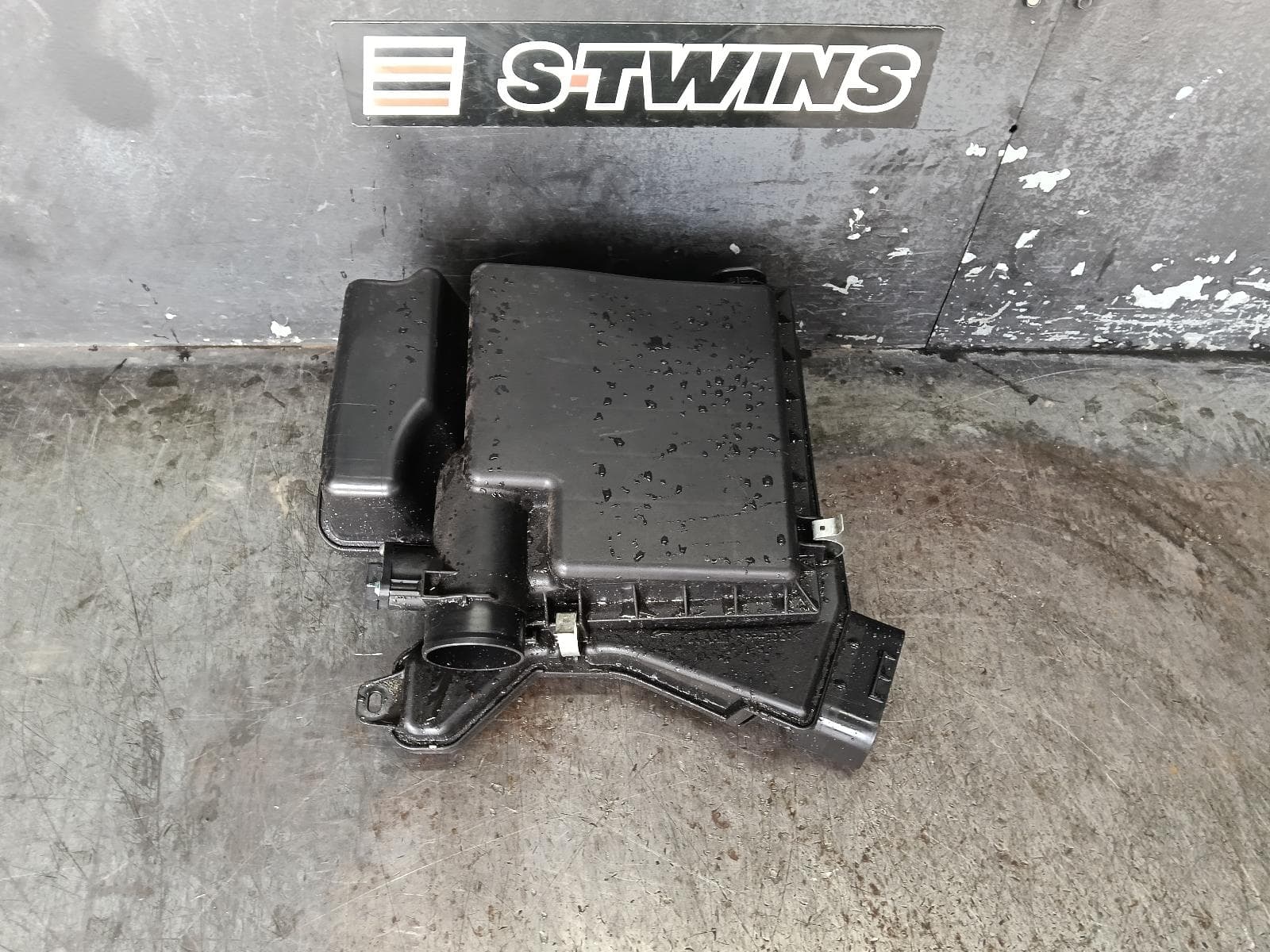 Used auto part listing image: 2024 MITSUBISHI OUTLANDER AIR CLEANER BOX AIR CLEANER, PETROL, 2.4, 4B12, 185KW, ZM, 08/21- 0000400922
