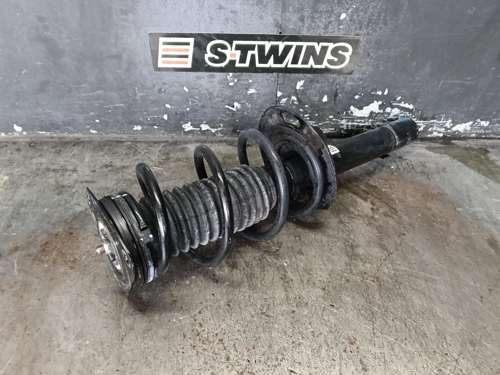 Used auto part listing image: 2024 MITSUBISHI OUTLANDER RIGHT FRONT STRUT PETROL, 2.4, HYBRID, ZM, 08/21- 0000400930