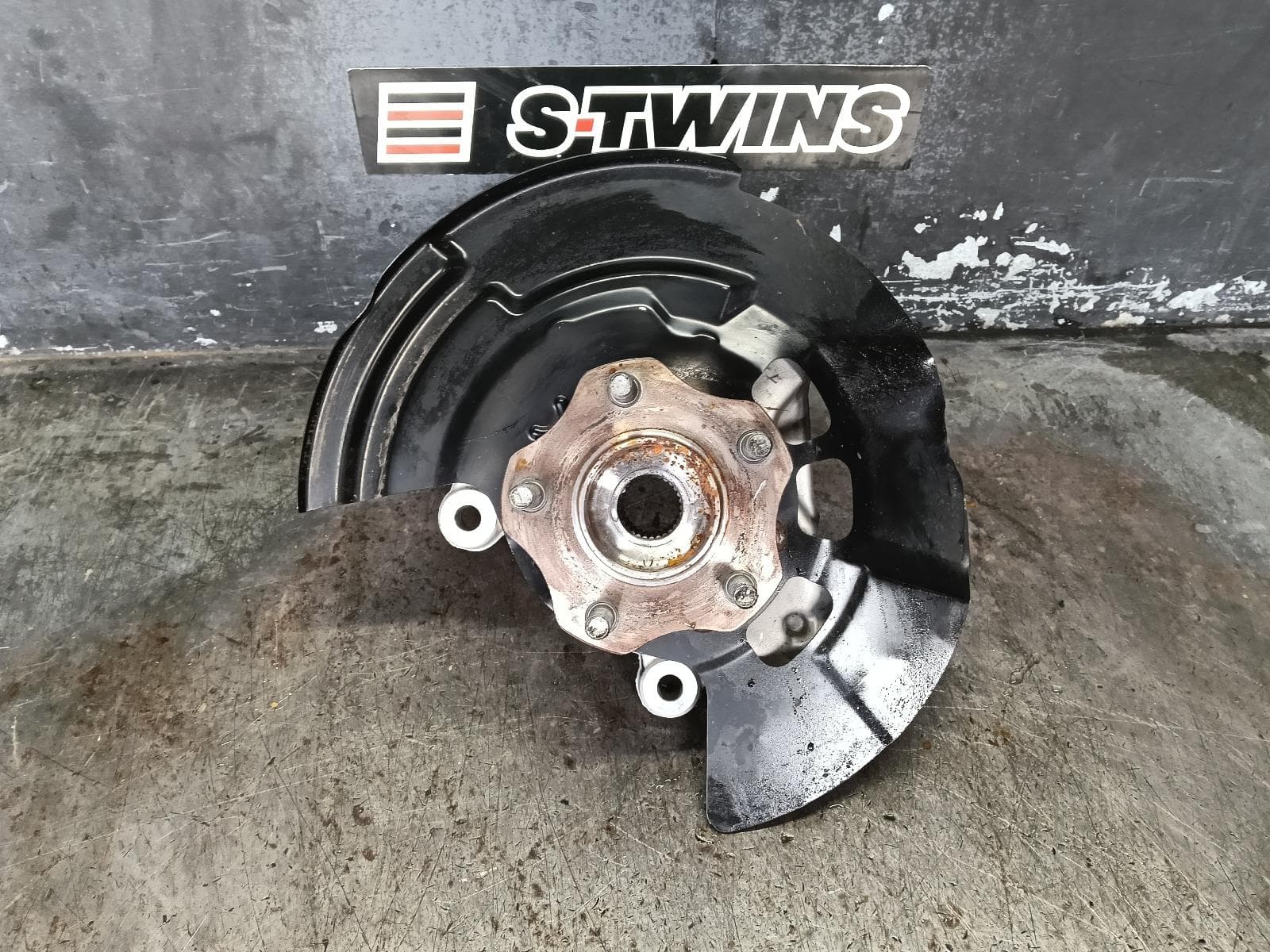Used auto part listing image: 2024 MITSUBISHI OUTLANDER LEFT FRONT HUB ASSEMBLY ZM, PHEV TYPE, 08/21- 0000400931