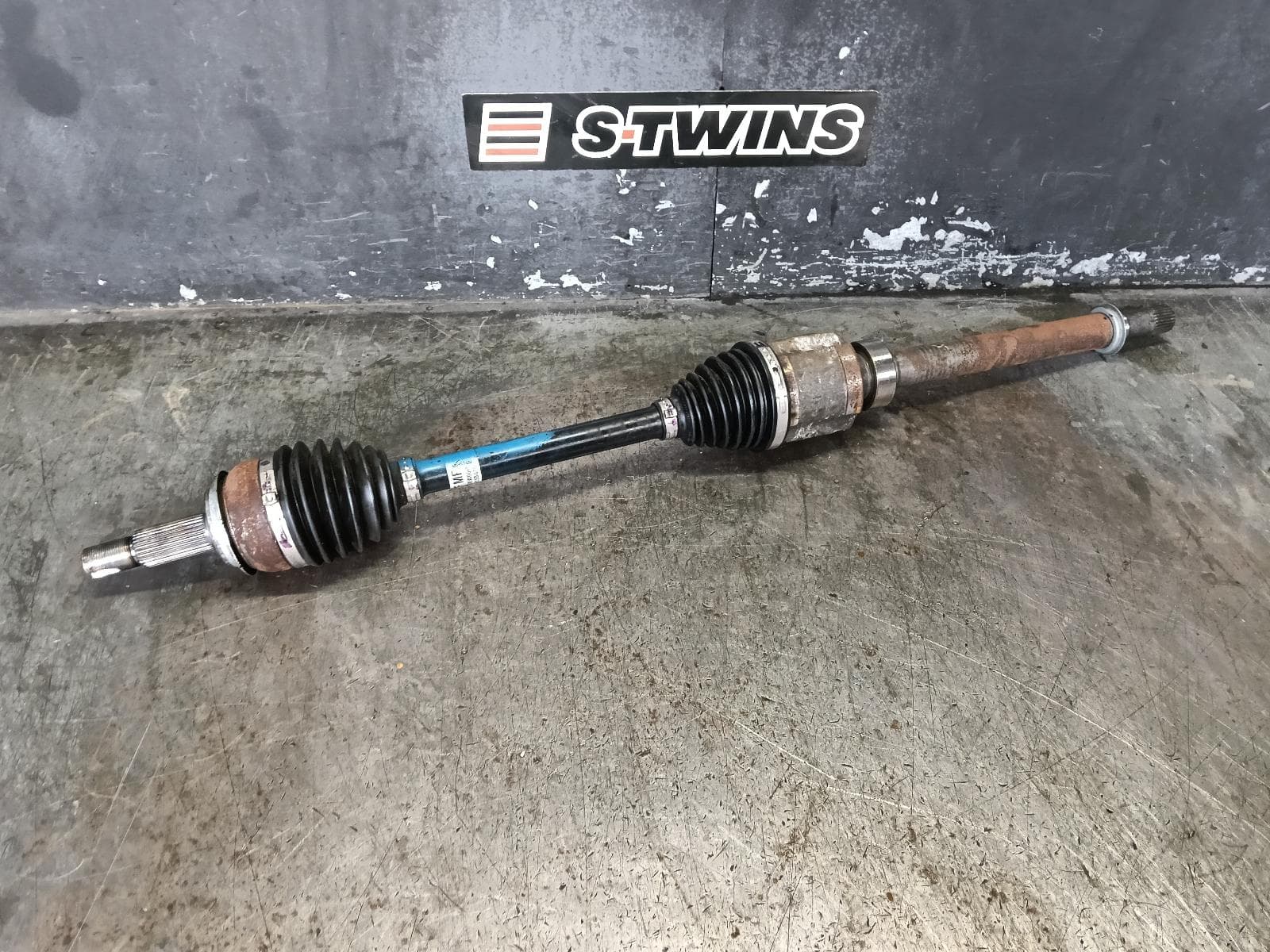 Used auto part listing image: 2024 MITSUBISHI OUTLANDER RIGHT DRIVESHAFT FRONT, AUTO T/M, PETROL, AWD, ZM, 08/21- 0000400934