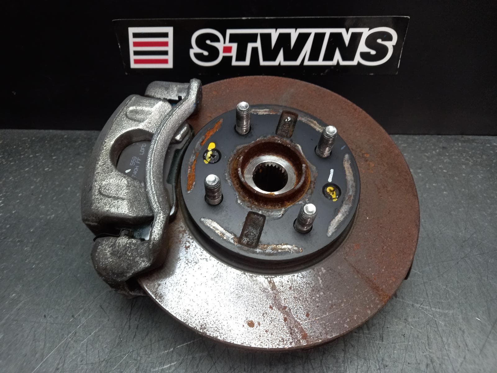 Used auto part listing image: 2017 HYUNDAI ACCENT LEFT FRONT HUB ASSEMBLY RB, 05/11-12/19 0000373524