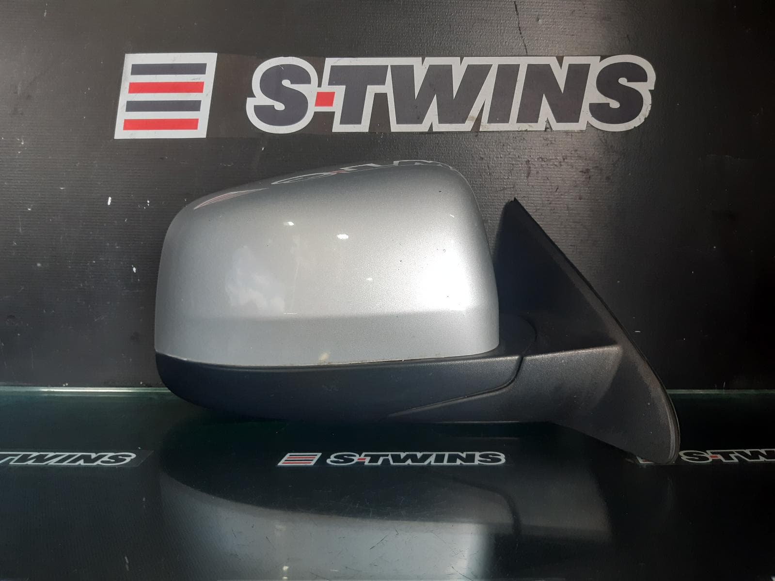 Used auto part listing image: 2012 JEEP GRANDCHEROKEE RIGHT DOOR MIRROR W/ MEMORY, AUTO DIM, NON BLIND SPOT, COLOUR CODED, WK, 10/10-03/13 0000182179