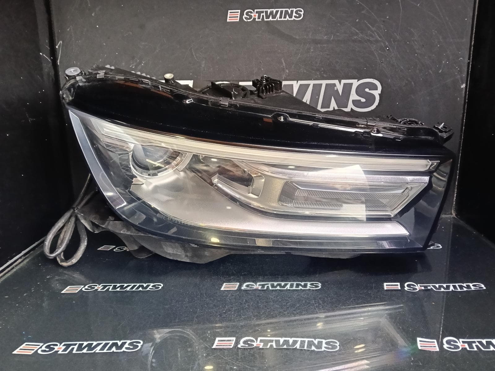 Used auto part listing image: 2018 AUDI Q5 RIGHT HEADLAMP FY, W/ XENON TYPE, 02/17-08/20 0000408775