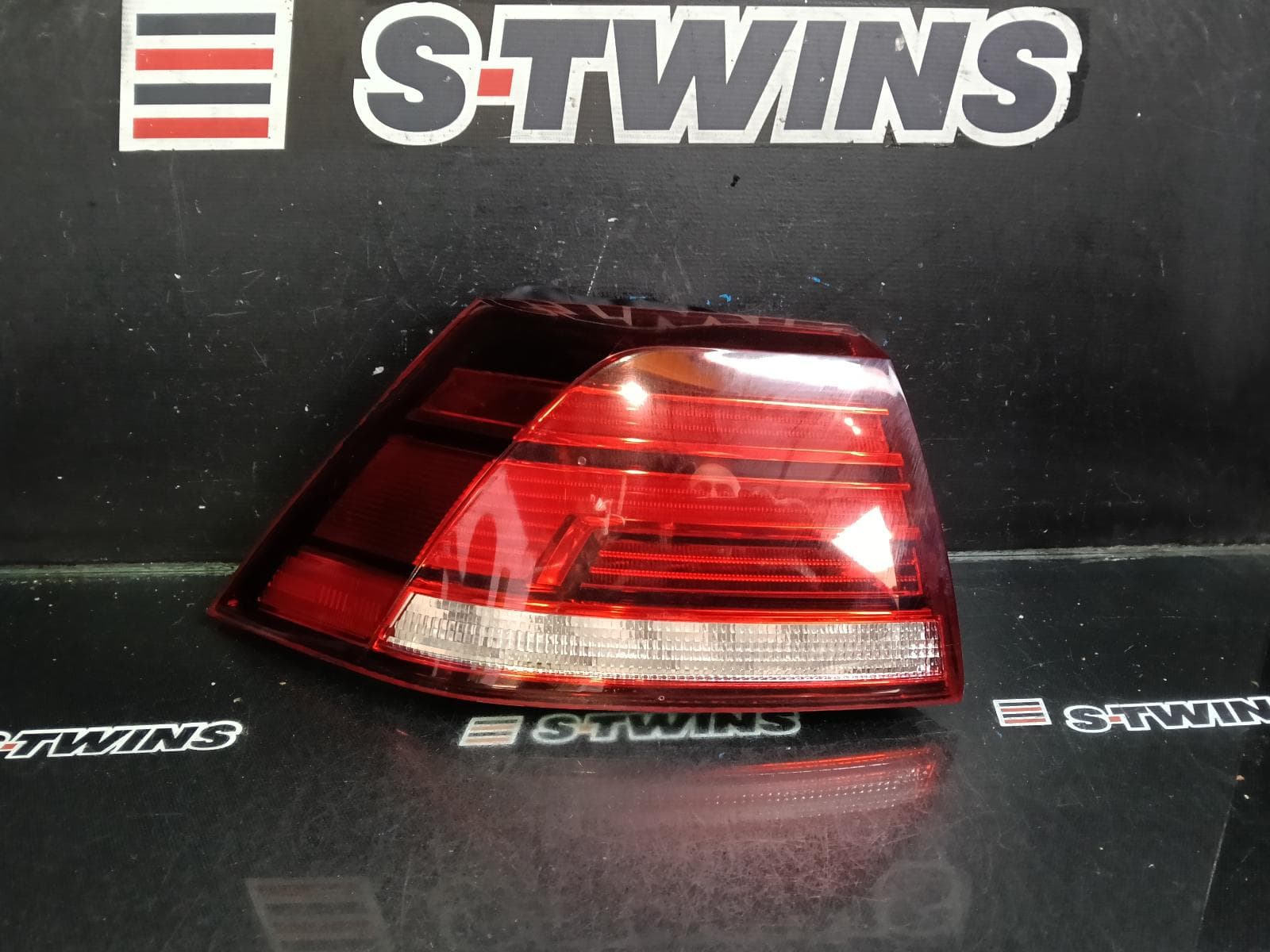 Used auto part listing image: 2019 VOLKSWAGEN GOLF LEFT TAILLIGHT GEN 7, HATCH, STANDARD/GTi/R-LINE, LED TYPE, 03/17-08/20 0000408383