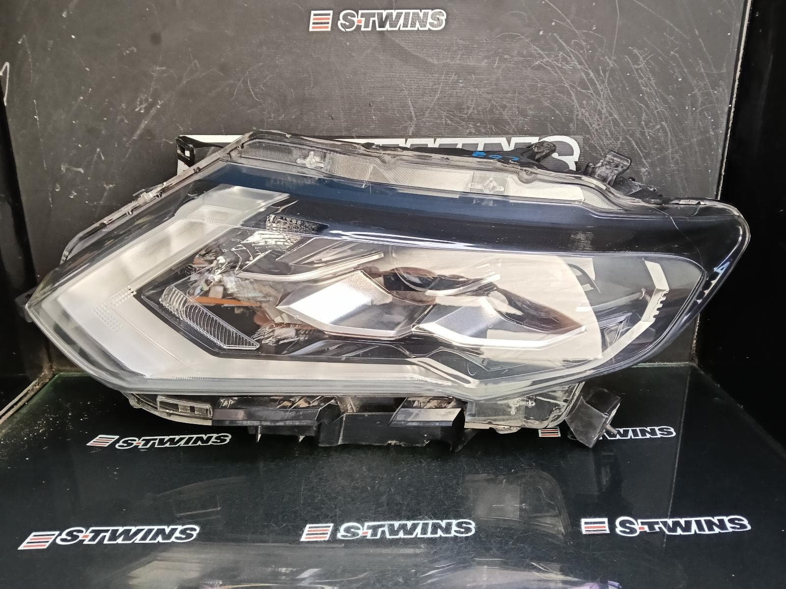 Used auto part listing image: 2018 NISSAN XTRAIL LEFT HEADLAMP T32, Ti/TL, LED TYPE, 02/17-07/22 0000374584