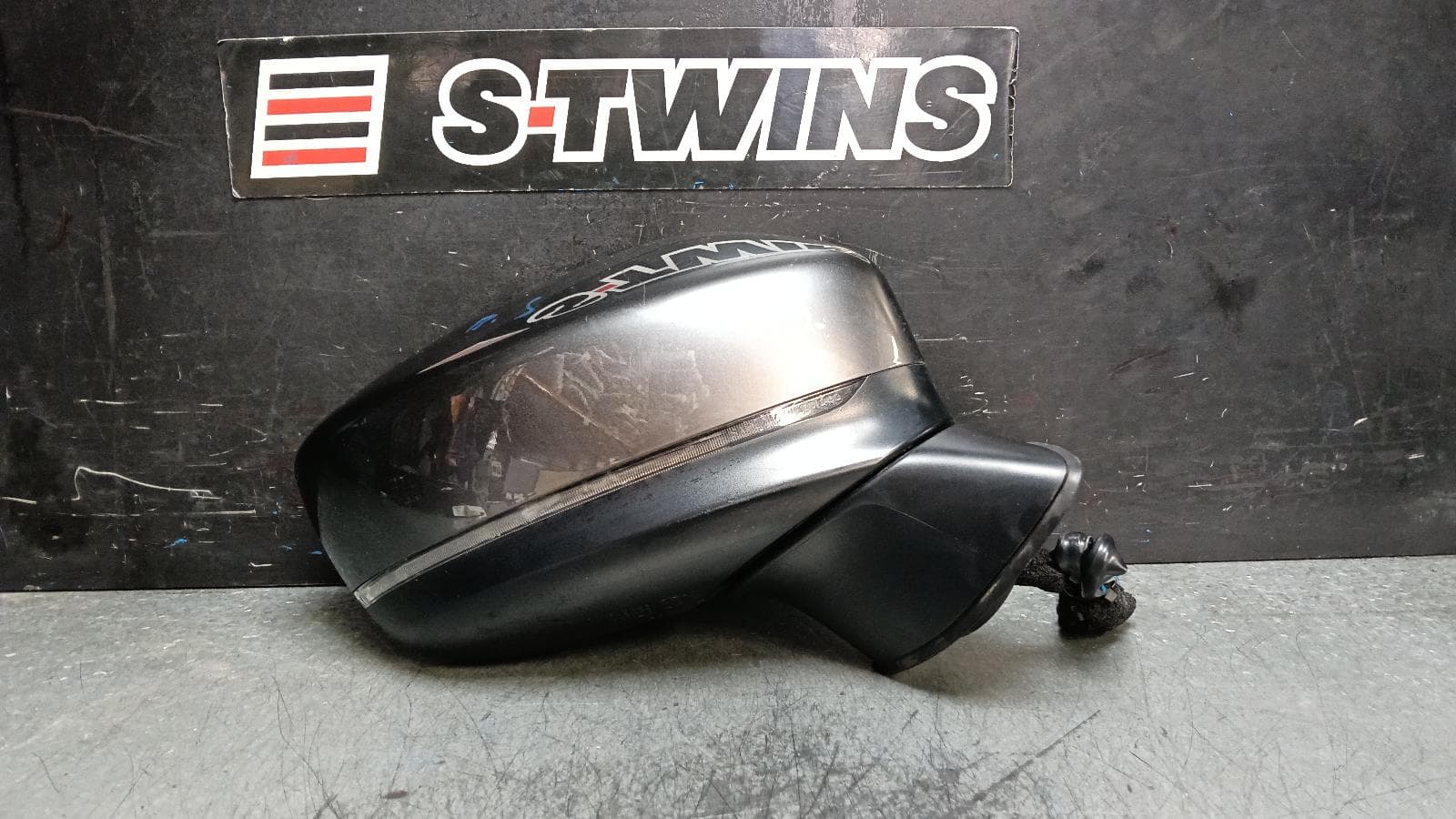 Used auto part listing image: 2025 MAZDA CX5 RIGHT DOOR MIRROR W/ AUTO POWER FOLD, NON CAMERA TYPE, COLOUR CODED, KF, 02/17-03/26 0000402179