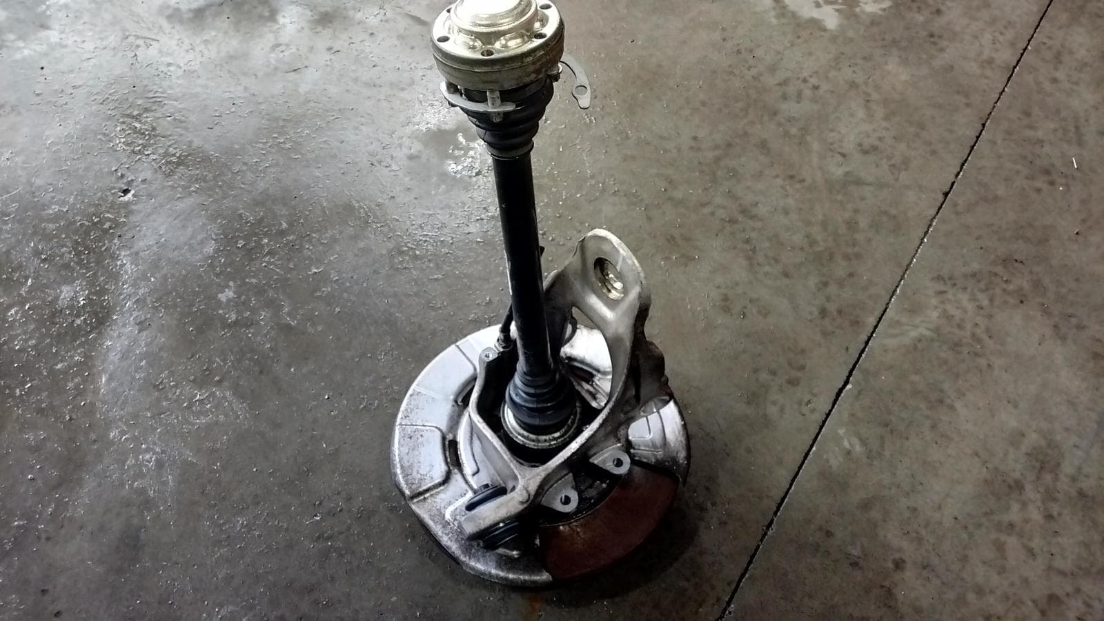 Used auto part listing image: 2014 BMW X5 RIGHT REAR HUB ASSEMBLY F15, 09/13-07/18 0000409075