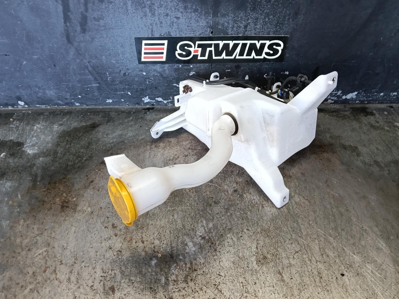 Used auto part listing image: 2024 SUBARU OUTBACK WASHER BOTTLE 7TH GEN, W/ H/LAMP WASHER TYPE, 12/20- 0000394405