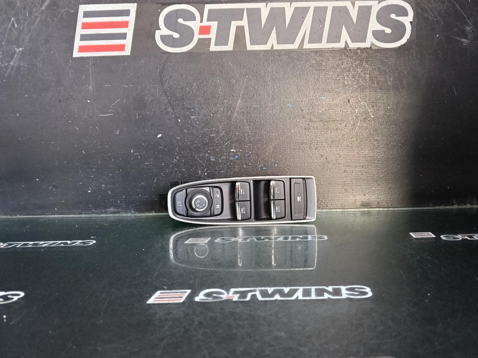 Used auto part listing image: 2024 SUBARU OUTBACK PWR DR WIND SWITCH 7TH GEN, RH FRONT (MASTER SWITCH), W/ CHROME INSERT TYPE, 12/20- 0000394410