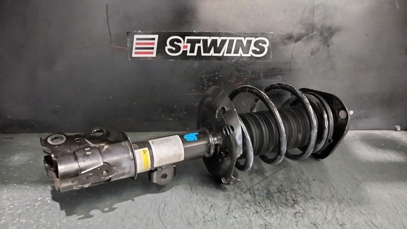 Used auto part listing image: 2018 TOYOTA C-HR LEFT FRONT STRUT GEN 1, PETROL, 1.2, AWD, 12/16-09/23 0000384927