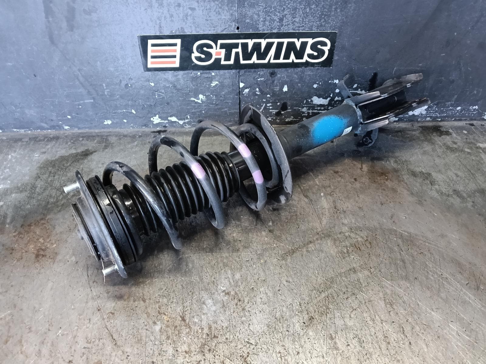 Used auto part listing image: 2024 SUBARU OUTBACK RIGHT FRONT STRUT 7TH GEN, 12/20-07/25 0000394415