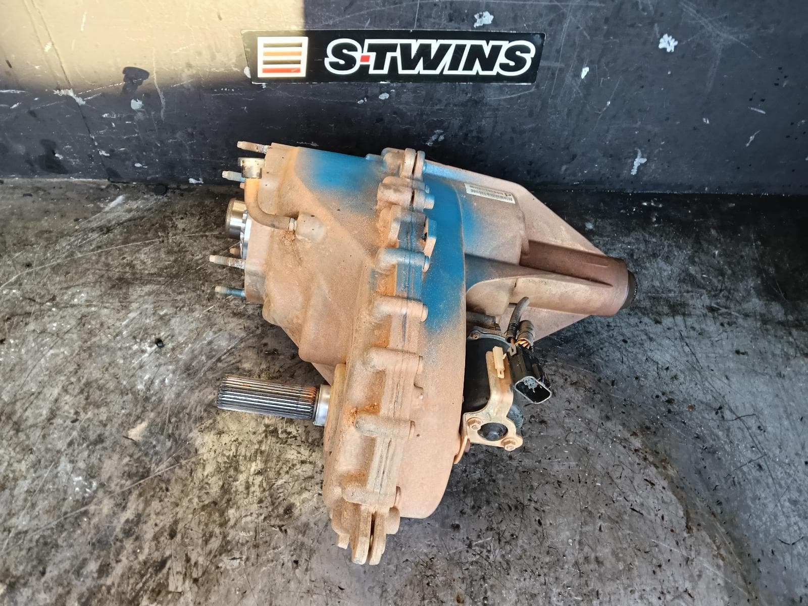 Used auto part listing image: 2019 RAM 1500 TRANSFER CASE DS, PETROL, 5.7, HEMI, 11/17-12/23 0000402159