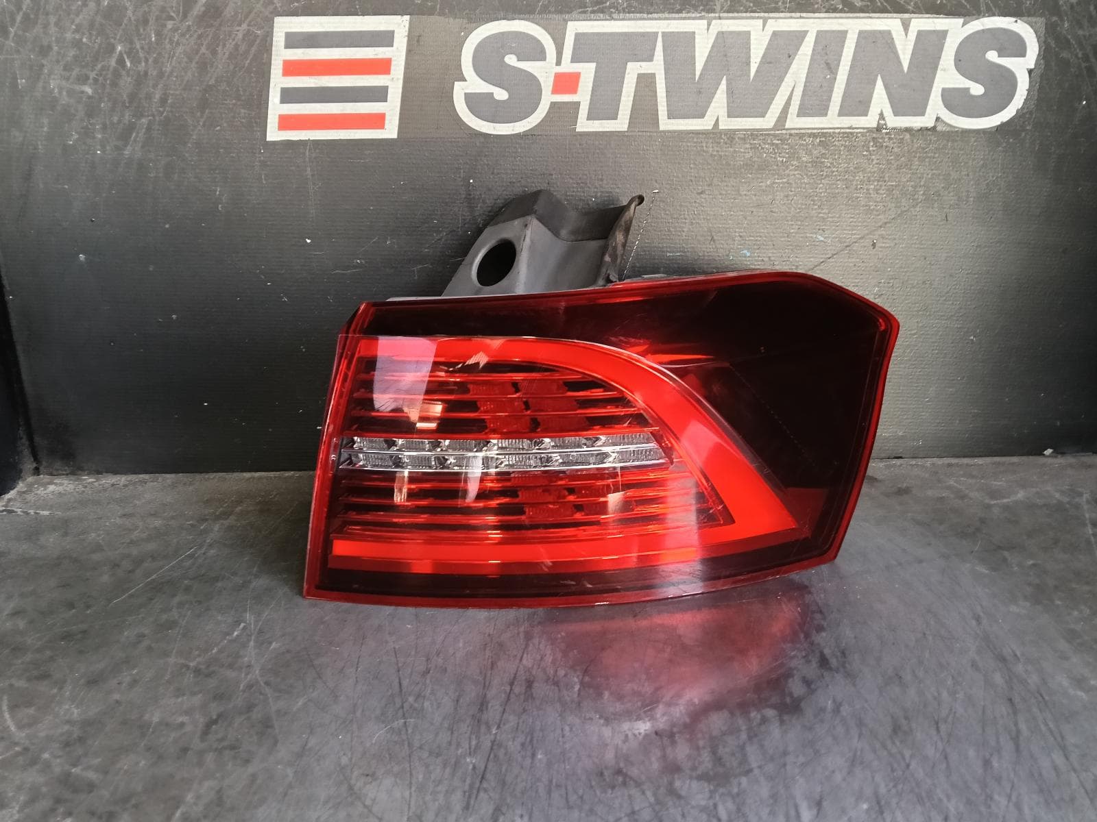 Used auto part listing image: 2016 VOLKSWAGEN PASSAT RIGHT TAILLIGHT B8/MK7, WAGON, IN BODY, HIGHLINE TYPE, 06/15-10/19 0000384869