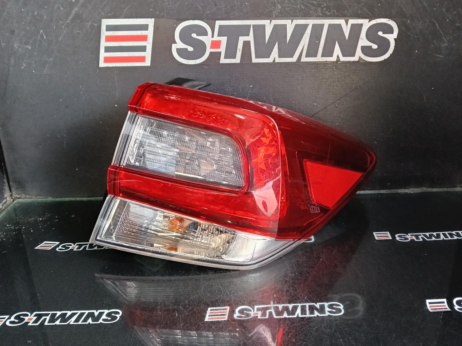 Used auto part listing image: 2020 SUBARU XV RIGHT TAILLIGHT W/ BLACK INSERT TYPE, G5X, 04/20-06/23 0000405573