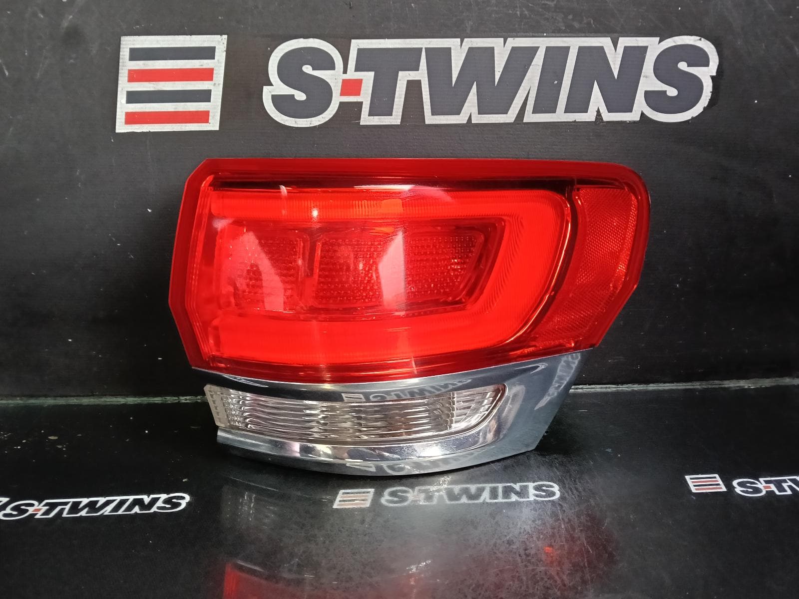 Used auto part listing image: 2015 JEEP GRANDCHEROKEE RIGHT TAILLIGHT WK, LAREDO/OVERLAND/LIMITED, W/ CHROME BEZEL, 04/13-02/22 0000403311