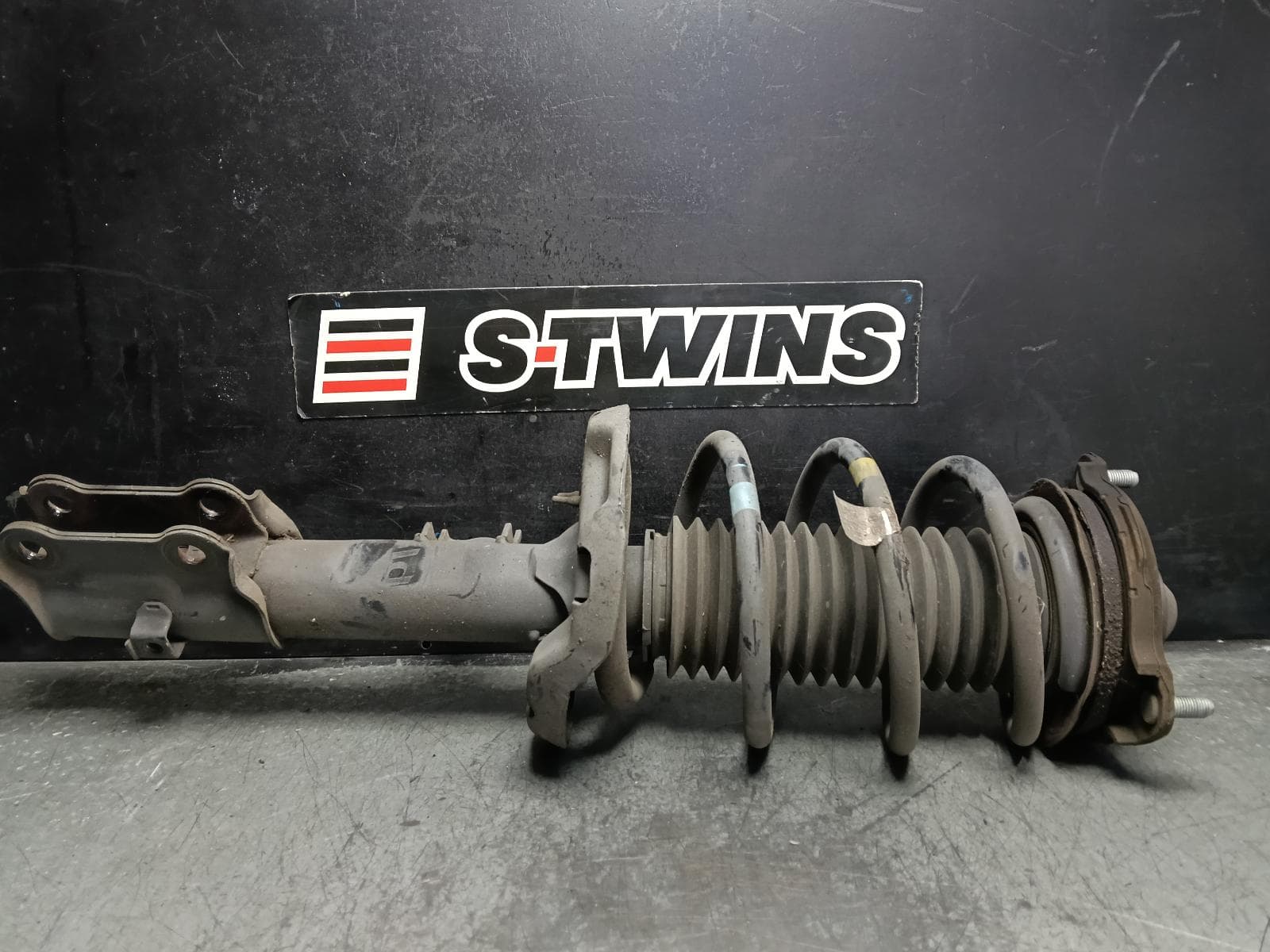 Used auto part listing image: 2019 HYUNDAI KONA RIGHT FRONT STRUT OS, 09/17-07/23 0000414162