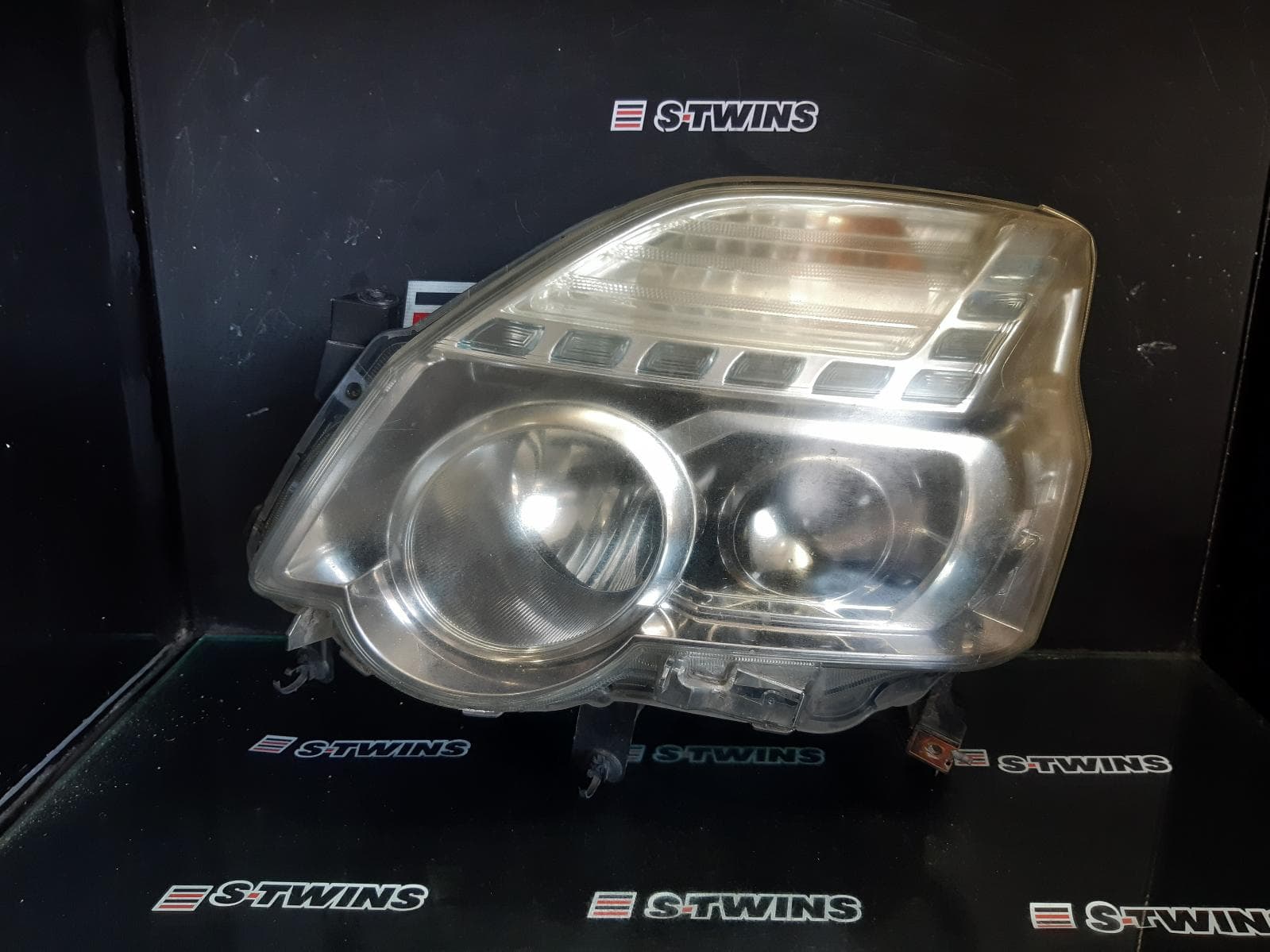Used auto part listing image: 2011 NISSAN XTRAIL LEFT HEADLAMP T31, XENON TYPE, TL/Ti, 07/10-12/13 0000370968