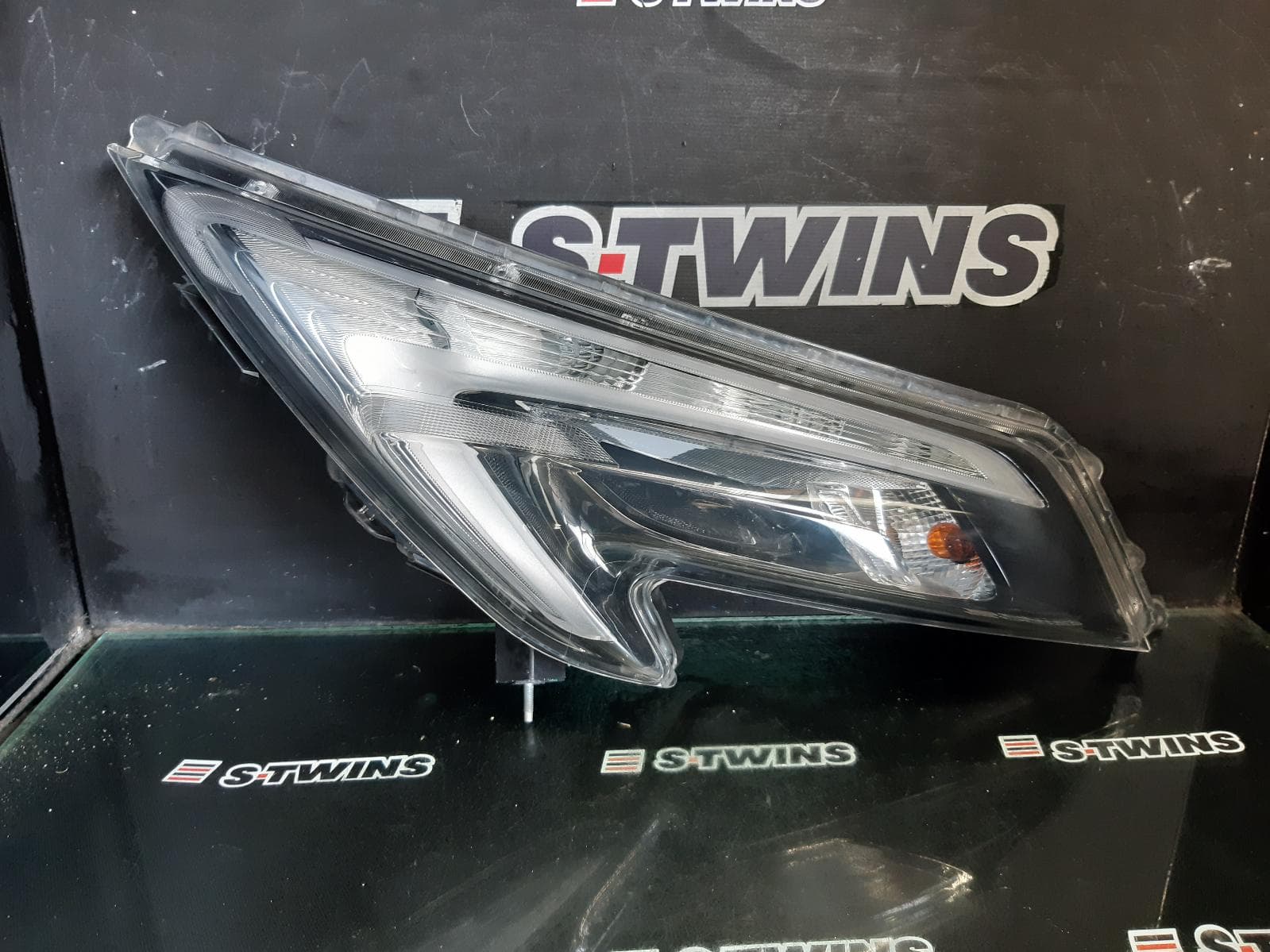 Used auto part listing image: 2016 NISSAN JUKE LEFT HEADLAMP F15, XENON TYPE, CLEAR, 05/14-12/19 0000368776