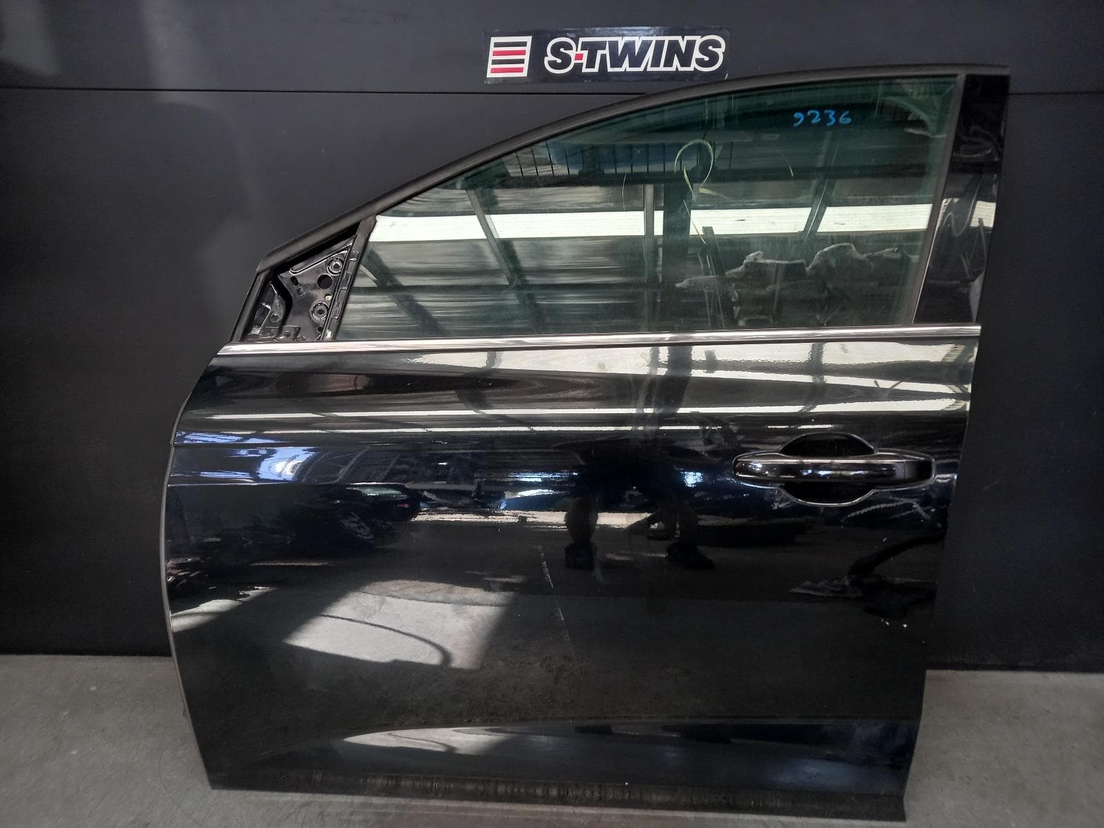 Used auto part listing image: 2016 RENAULT MEGANE LEFT FRONT DOOR BFB/KFB, HATCH/WAGON, 06/16-02/20 0000373809