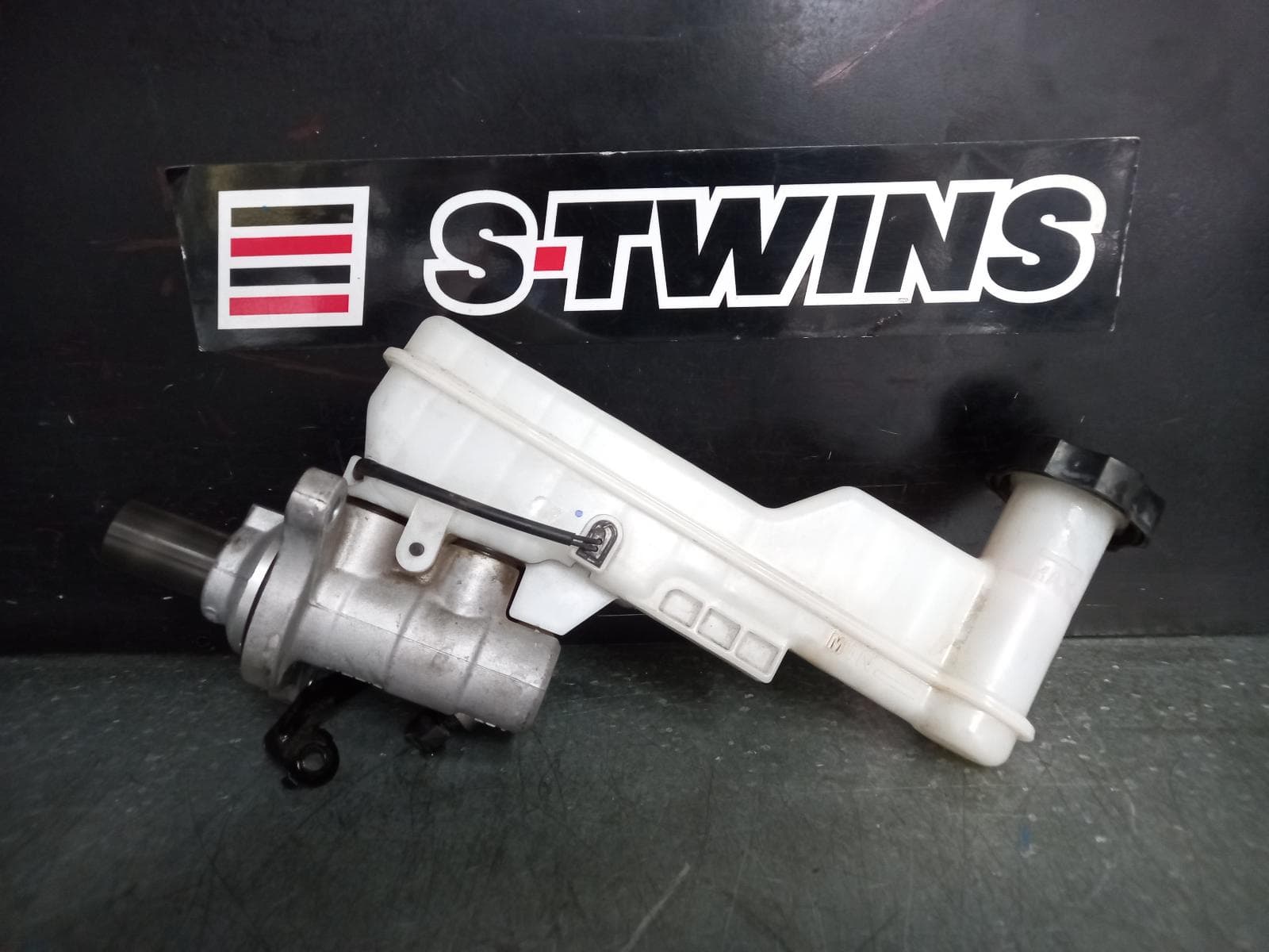 Used auto part listing image: 2016 KIA SORENTO MASTER CYLINDER UM, 03/15-02/20 0000370182