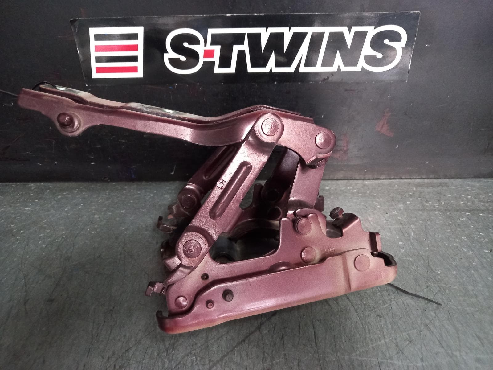 Used auto part listing image: 2016 KIA SORENTO BONNET HINGE STRUT HINGES (PAIR), UM, 03/15-01/20 0000370187