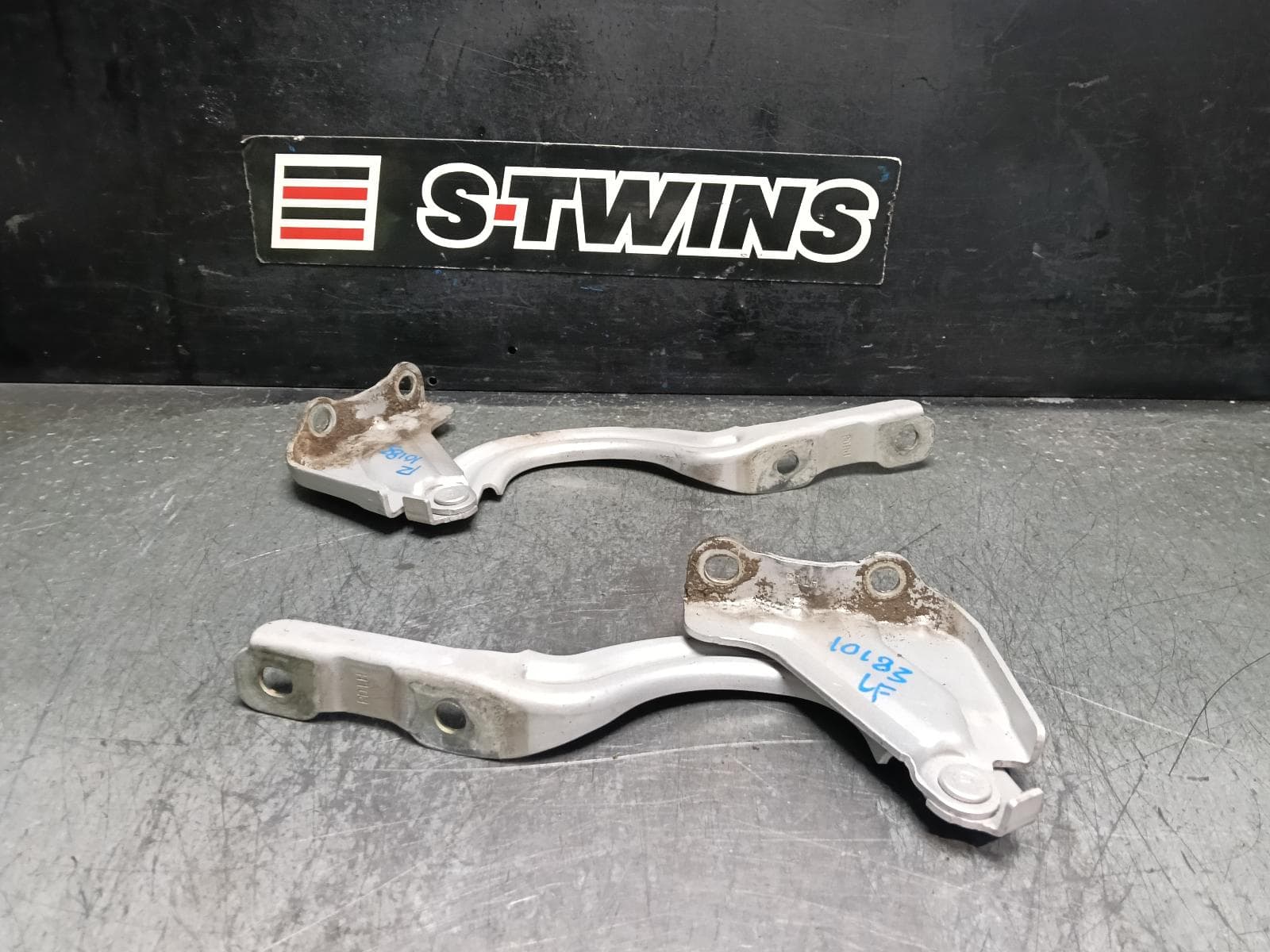 Used auto part listing image: 2017 HYUNDAI I30 BONNET HINGE STRUT HINGES (PAIR), PD, 03/17- 0000414198