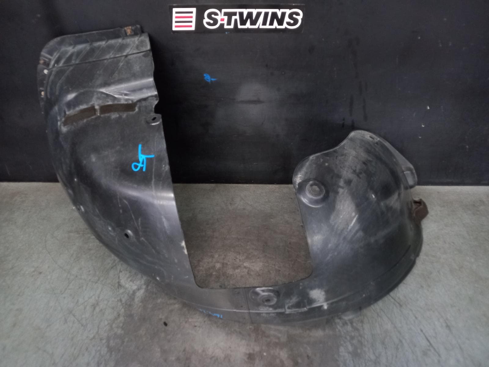 Used auto part listing image: 2016 KIA SORENTO LEFT GUARD LINER UM, FRONT, 03/15-08/17 0000370190