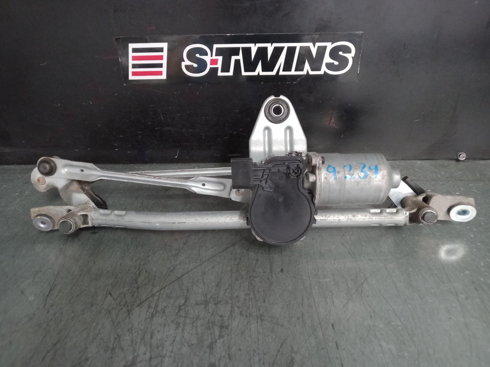 Used auto part listing image: 2016 KIA SORENTO WIPER MOTOR FRONT, UM, 03/15-01/20 0000370193