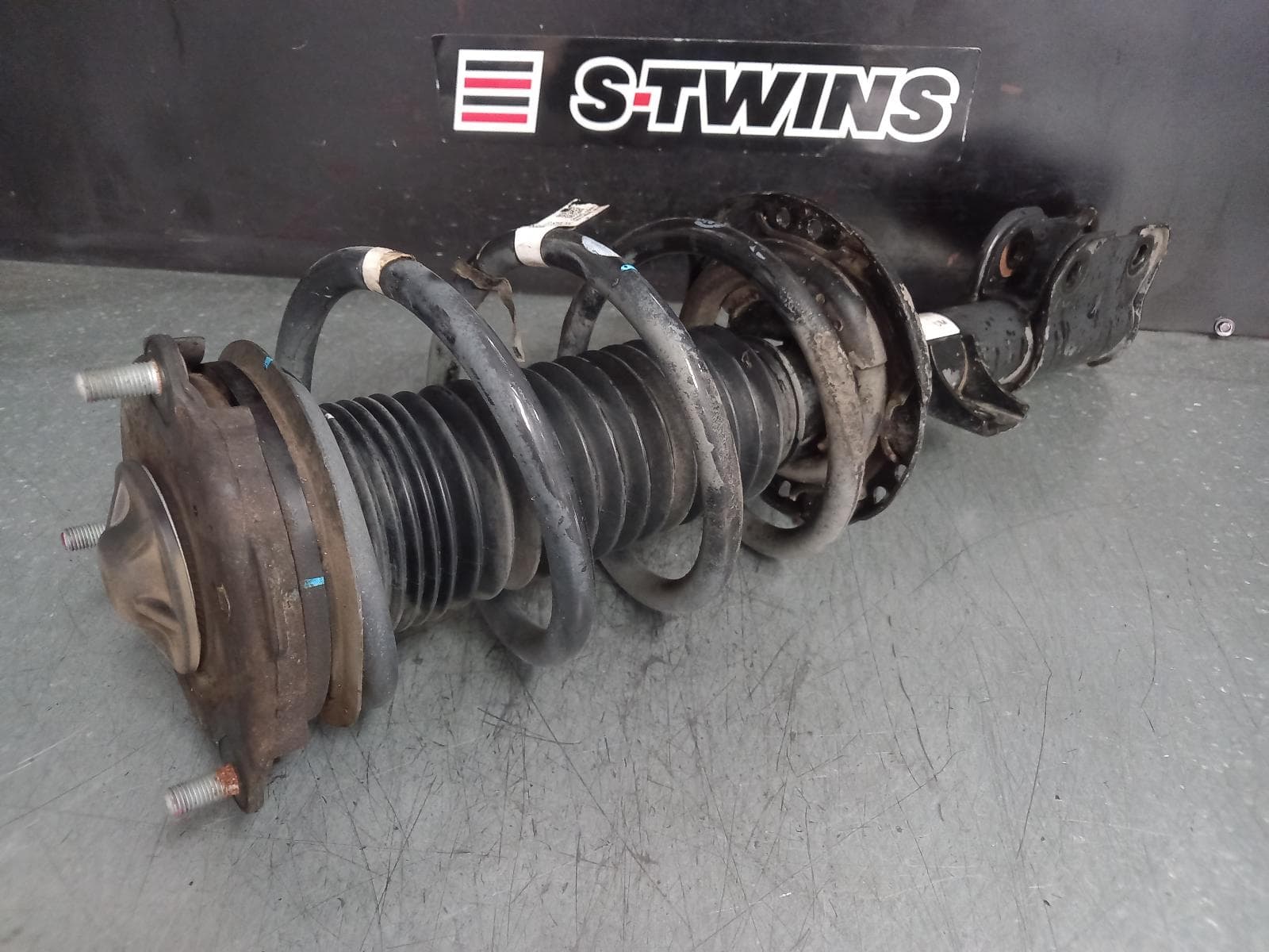 Used auto part listing image: 2016 KIA SORENTO LEFT FRONT STRUT UM, 03/15-08/17 0000370197