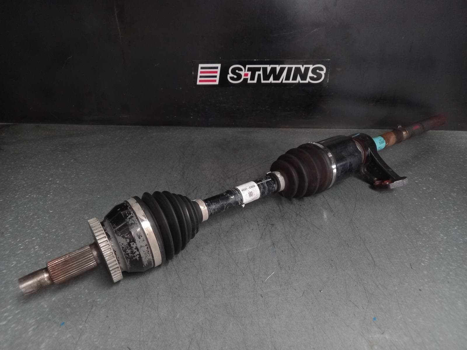 Used auto part listing image: 2016 KIA SORENTO RIGHT DRIVESHAFT FRONT, DIESEL, UM, 03/15-07/17 0000370198